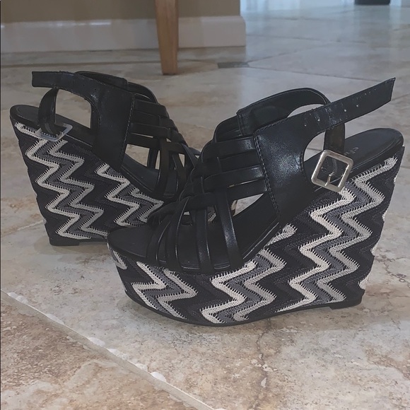 Charlotte Russe Chevron Pattern Wedges - Picture 3 of 8